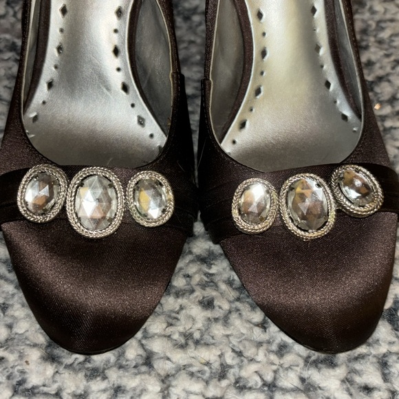 BCBG ladies size 6 brown satin slingback with crystal embellishment - Picture 2 of 8